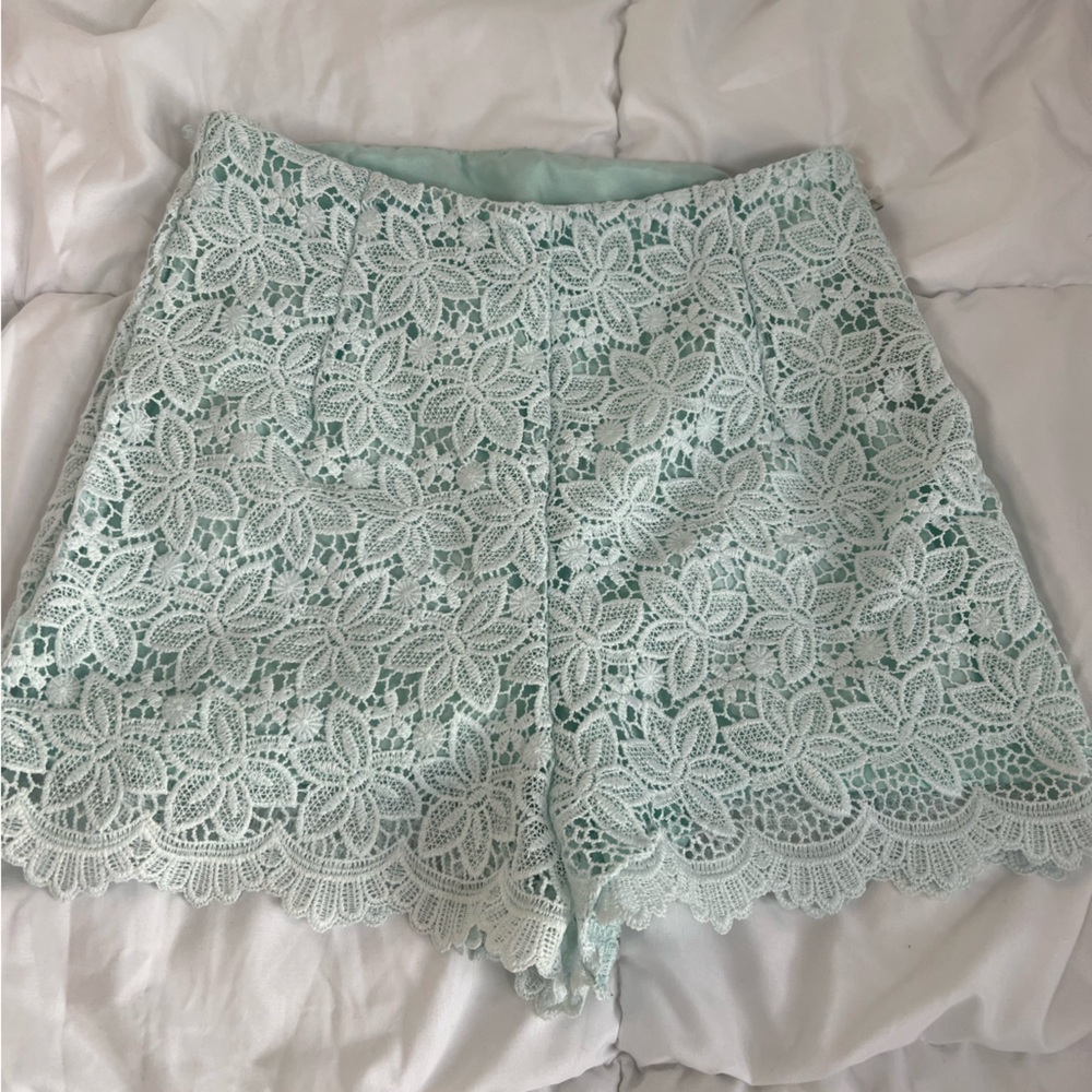 Scalloped  embroidered Shorts Medium